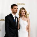 Theo James and Meghann Fahy - The 29th Annual Screen Actors Guild Awards (2023) - 438 x 612