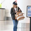 Reese Witherspoon – Pictured strolling thru the airport in New York
