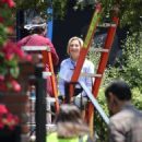 Edie Falco – As Hillary Clinton on the set of ‘American Crime Story: Impeachment’ in Los Angeles - 454 x 484