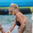 Goldie Hawn – Seen with Kurt Russell in Greece - 454 x 554