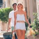 Devon Windsor With Jonathan Barbara Enjoying Shopping In Saint Tropez - 454 x 681