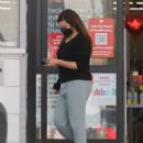 Tiffani Thiessen – Spotted at CVS Pharmacy in Los Angeles - 454 x 588