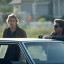 Veteran L.A.P.D. detective Eldon Perry (Kurt Russell) teaches Bobby Keough (Scott Speedman, left)