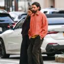 Elizabeth Olsen – With Robbie Arnett on a stroll in New York - 454 x 541