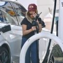 Ashlee Simpson – Fills the tank of her car after lunch with a friend in Studio City