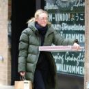Dakota Fanning – Grabs a pizza from Rubirosa Pizzeria Restaurant in Manhattan’s Soho area