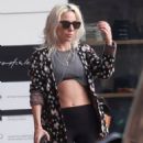 Lady Gaga – Shows off her six-pack while shopping in Malibu - 454 x 638