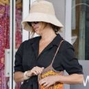 Julia Roberts – Is seen shopping for a hat on the Gold Coast in Australia