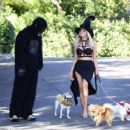 Courtney Stodden – With her fiancé Chris and their dogs - 454 x 372