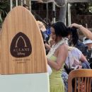 Katy Perry – On set at the Aulani Resort in Kapolei - 454 x 681