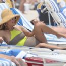 Giada De Laurentiis – Hits the beach with boyfriend Shane Farley in Miami - 454 x 303