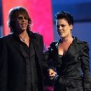 Steve Tyler and Pink - VH1/Vogue Fashion Awards 2002 - 454 x 335