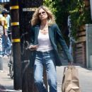 Kyra Sedgwick – Picks up her lunch from All Times restaurant - 454 x 601