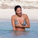 Nicole Scherzinger – On a mud bath in Formentera - 454 x 303