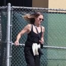 Kristen Bell – Running down the streets of Los Angeles