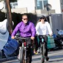 Christina Schwarzenegger – With Arnold Schwarzenegger On a bike ride in Los Angeles - 454 x 572