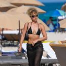 Jasmine Sanders – In a black triangle top bikini at the beach of The Setai Hotel - 454 x 681