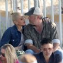 Gwen Stefani – With Blake Shelton watch her son play a game in Los Angeles - 454 x 348