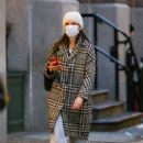 Katie Holmes – Wear black coat in New York