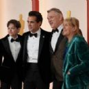 Colin Farrell, Henry Tadeusz Farrell, Brendan Gleeson, and Mary Gleeson - The 95th Annual Academy Awards (2023) - 454 x 303