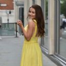 Jess Impiazzi – Out for a stroll in a yellow dress - 454 x 461