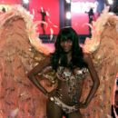 Oluchi Onweagba - Victoria's Secret Fashion Show, November 16 2006 - 454 x 398
