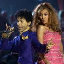 Prince and Beyonce- The 46th Annual GRAMMY Awards - Show - 454 x 396