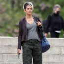 Halle Berry – Seen in Hyde Park on the set of ‘Our Man From Jersey’ in London - 454 x 707