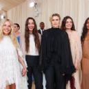 Emma Mackey – 2024 Met Gala in New York - 454 x 302