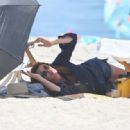 Julia Roberts – On the set of ‘Leave The World Behind’ at the beach in New York - 454 x 318