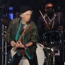 Keith Richards performs during a stop of the band's No Filter tour at Allegiant Stadium on November 6, 2021 in Las Vegas, Nevada - 454 x 572