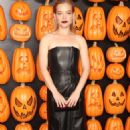 Jane Levy – At the premiere of ‘Halloween Ends’ in Los Angeles - 454 x 713
