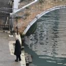 Dakota Fanning – Filming scenes with British Actor Andrew Scott in Venice for ‘Ripley’ - 454 x 320