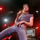 Janes' Addiction singer hurts leg at Atlanta show