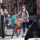 Mel C – Checks out a lime bike in central London - 454 x 479