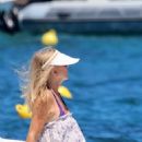 Goldie Hawn – Seen with Kurt Russell in Greece - 454 x 636
