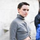 Daisy Ridley – Giambattista Valli Womenswear at Paris Fashion Week - 454 x 681