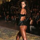 Izabel Goulart - Victoria's Secret Fashion Show 2013 - 384 x 612