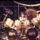 Eric Carr performs during the Unmasked Tour/New York City ⚡️ The Palladium, NYC on July 25, 1980 - 454 x 304
