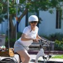 Jennifer Garner – Pictured ridding the bicycle in Los Angeles
