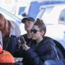 Miley Cyrus – Grabbing lunch at Erewhon with a mystery man in Stidio City - 454 x 681