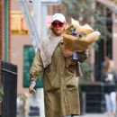 Busy Philipps – Shops for flowers in New York - 454 x 681