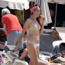 Nina Zilli and Omar Hassan – Seen on vacation on the beach in Provence-Alpes-Côte d’Azur - 454 x 681