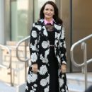 Kristin Davis – On set of ‘And Just Like That’ in New York - 454 x 681