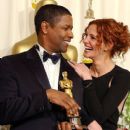 Denzel Washington and Julia Roberts - The 74th Annual Academy Awards (2002) - 399 x 612
