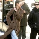 Katie Holmes – On a stroll through the streets of New York