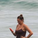 Alena Seredova – On the beach in Alassio - 454 x 681