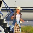 Gwen Stefani – Touch down in Los Angeles