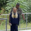 Gwen Stefani – With her husband Blake Shelton take a walk in Los Angeles - 454 x 636