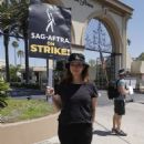 Jeanne Tripplehorn – SAG-AFTRA and WGA Strike outside Paramount Studios in Hollywood - 454 x 698